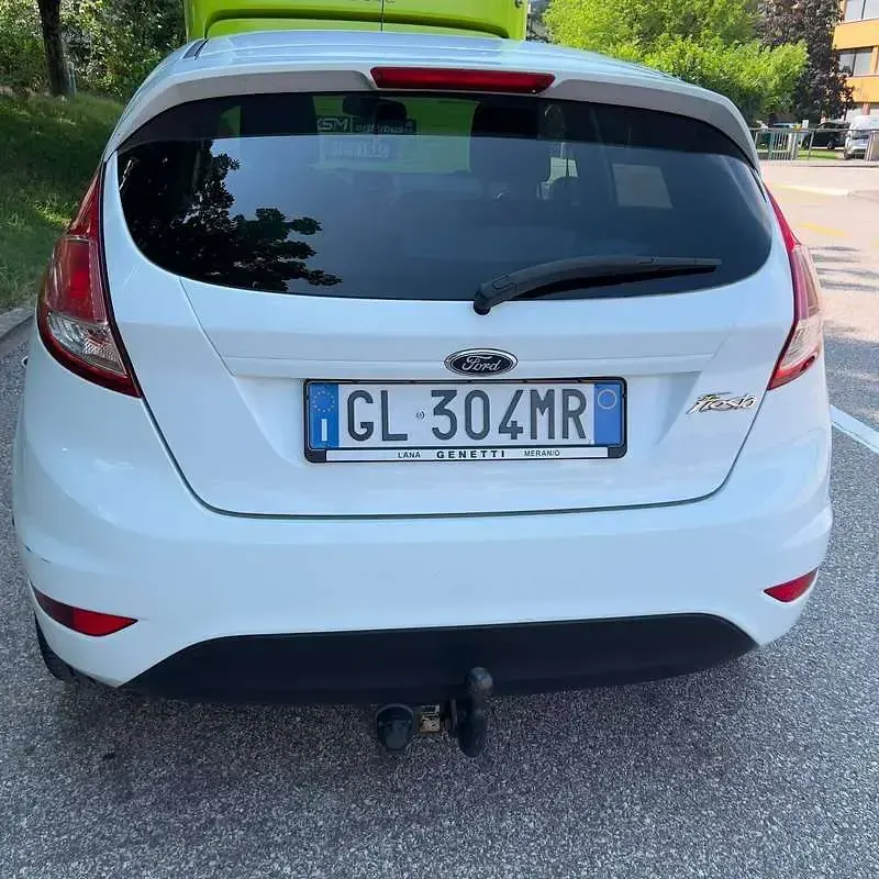 Usata Ford Fiesta 82 CV (60 kW) 2014 Bianco Utilitaria