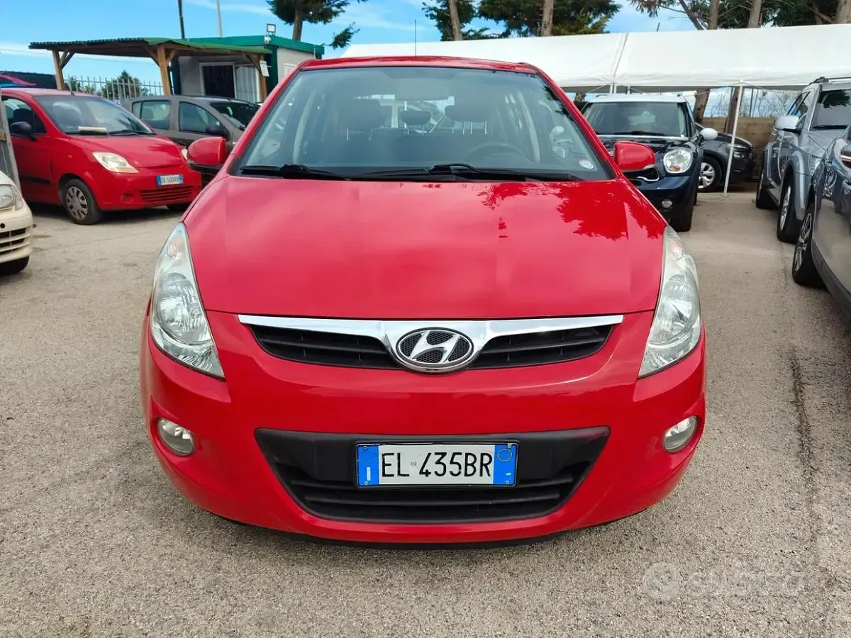 Usata Hyundai i20 Comfort 90 CV (66 kW) 2011 Rosso Utilitaria