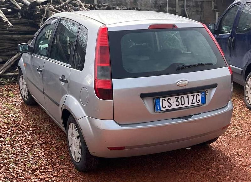 Usata Ford Fiesta Ambiente 75 CV (55 kW) 2005 Argento Utilitaria
