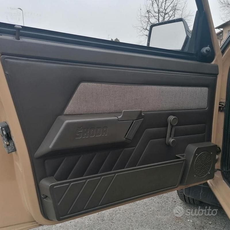 Usata Skoda Favorit 58 CV (42 kW) 1991 Marrone Utilitaria