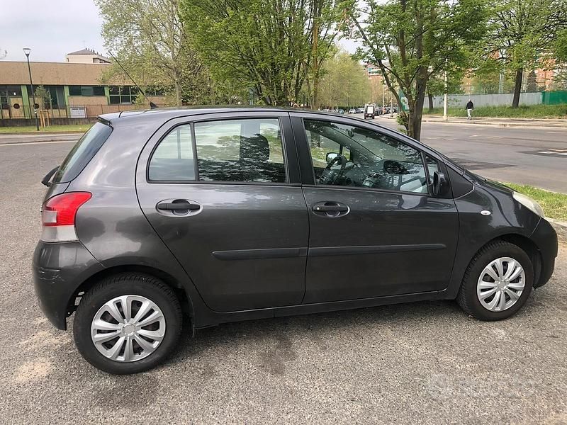 Second-hand Toyota Yaris 69 CP (50 kW) 2010 Gri Hatchback