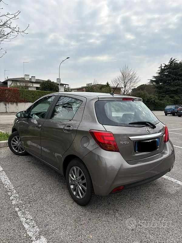 Usata Toyota Yaris 2017 Grigio Utilitaria