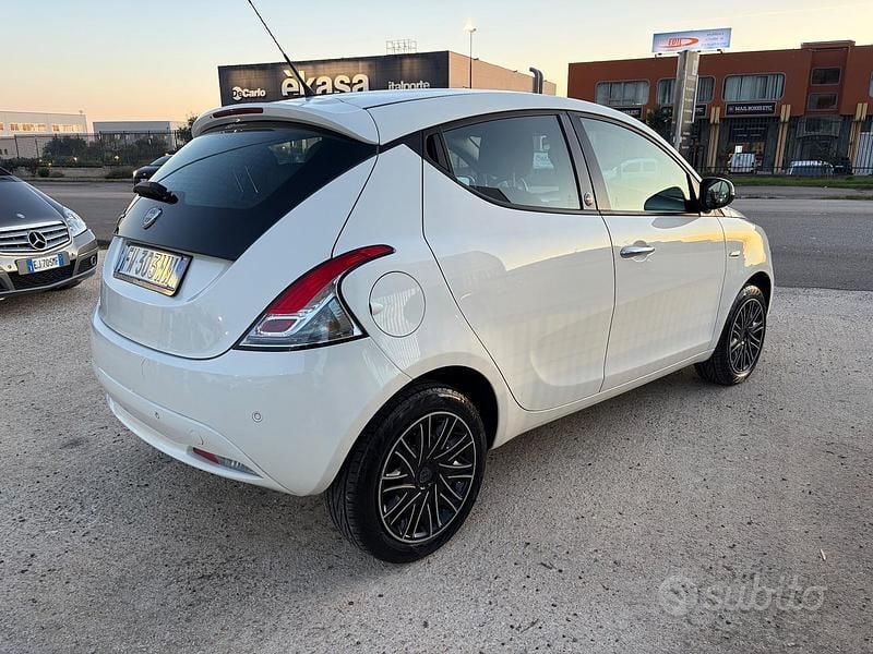 Usado Lancia Ypsilon Gold 69 HP (50 kW) 2019 Branco Citadino