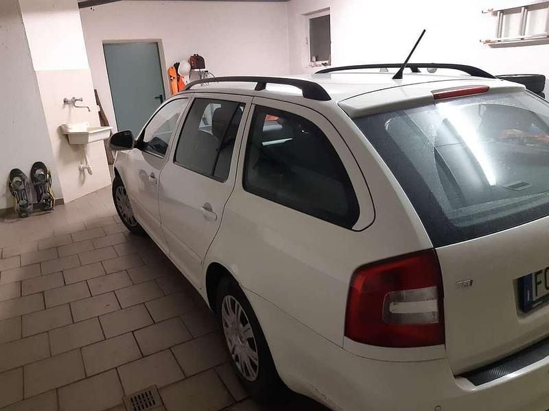 Usata Skoda Octavia Elegance 140 CV (102 kW) 2011 Bianco Station wagon