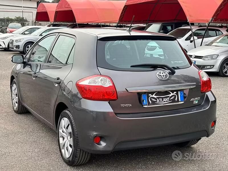 Usata Toyota Auris Active 99 CV (72 kW) 2011 Grigio Utilitaria
