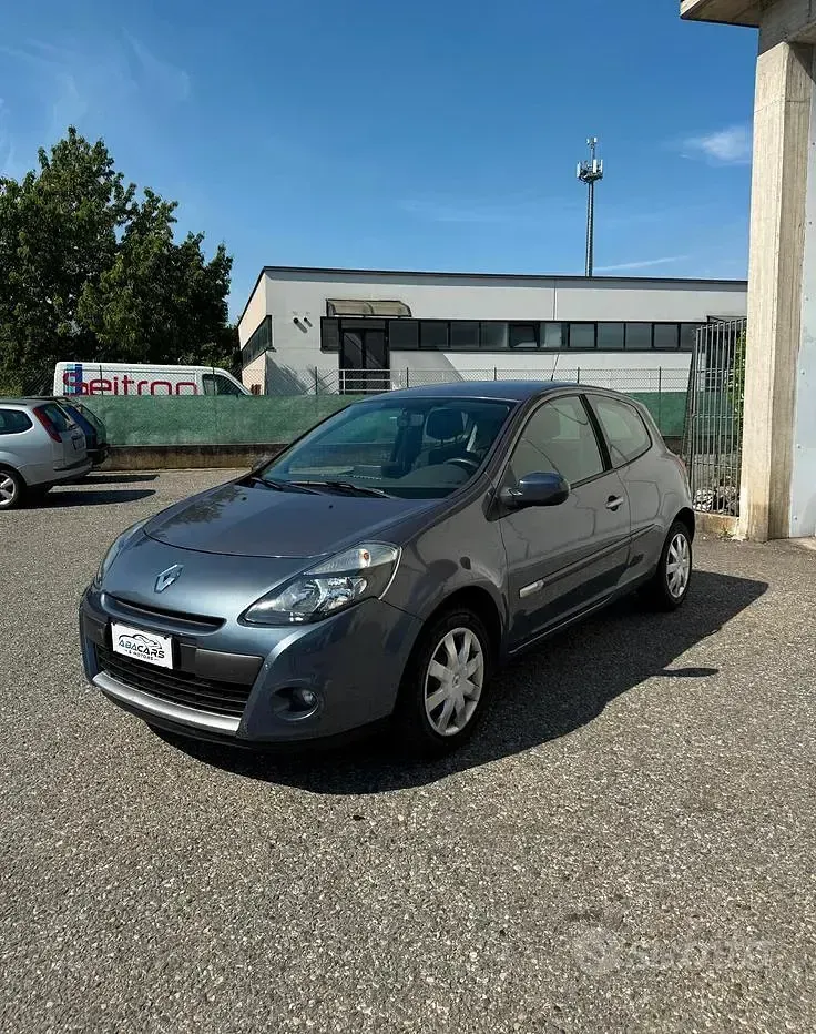 Usata Renault Clio II Dynamique 75 CV (55 kW) 2010 Grigio Berlina