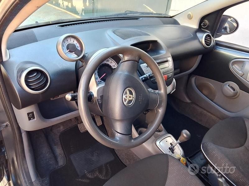Usata Toyota Aygo 67 CV (49 kW) 2008 Grigio Utilitaria