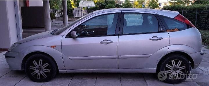 Begagnad Ford Focus Ghia 116 HK (85 kW) 2003 Grå Sedan