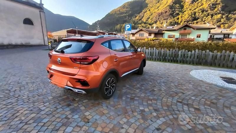 Usata MG ZS Luxury 106 CV (77 kW) 2023 Arancione Berlina