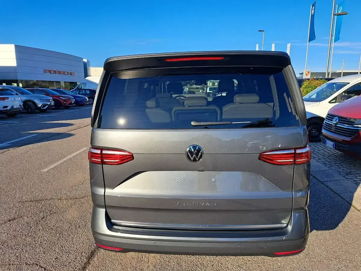Usata VW T7 Style 150 CV (110 kW) 2024 Grigio indium metallizzato Furgone