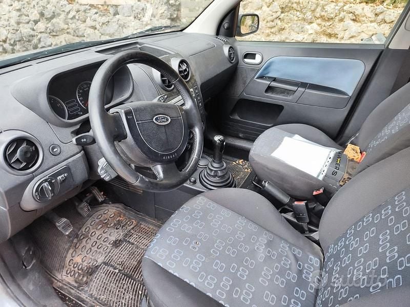 Usata Ford Fusion 68 CV (50 kW) 2005 Grigio Utilitaria