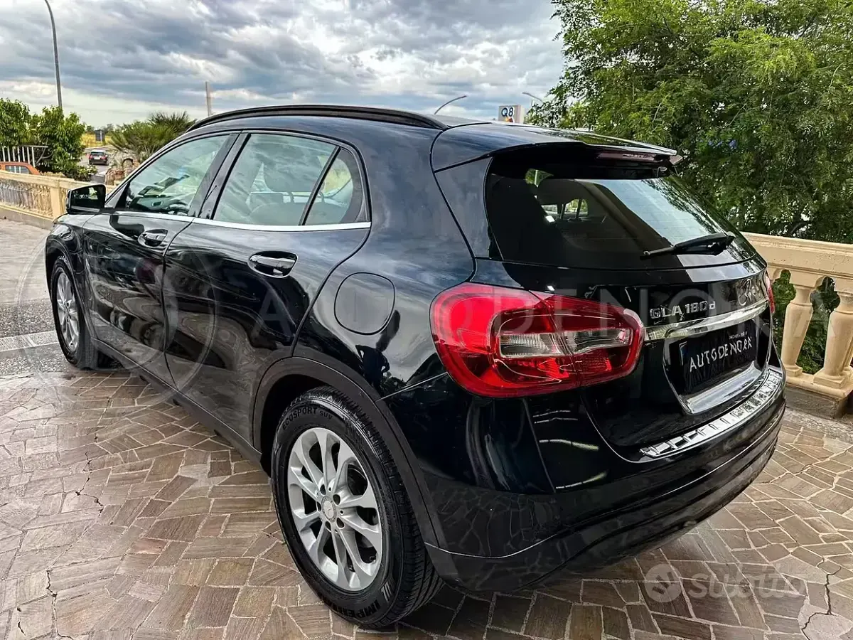 Usata Mercedes GLA180 Premium 109 CV (80 kW) 2017 Nero SUV