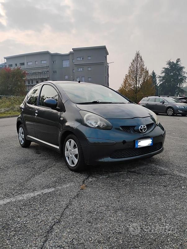 Grigio Usata 2005 Toyota Aygo Due volumi | 2600 € - Immagine 1/4