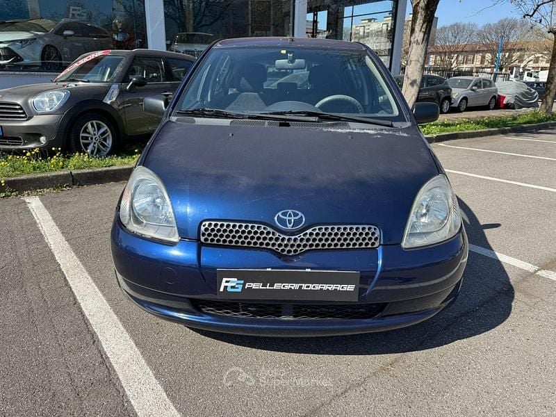 Usata Toyota Yaris 68 CV (50 kW) 2001 Blu Berlina