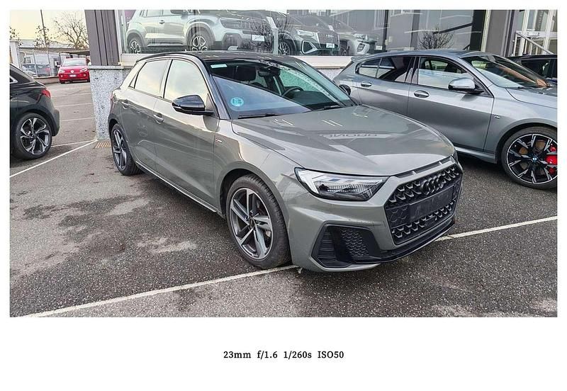 Grigio cronos / tetto nero Usata 2025 Audi A1 Sportback S-Line Utilitaria | 24.200 € (Ottimo prezzo) - Immagine 1/4
