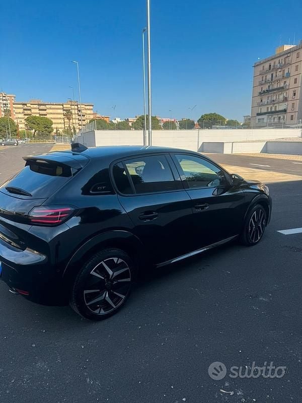 Usata Peugeot 208 GT 101 CV (74 kW) 2025 Nero Utilitaria