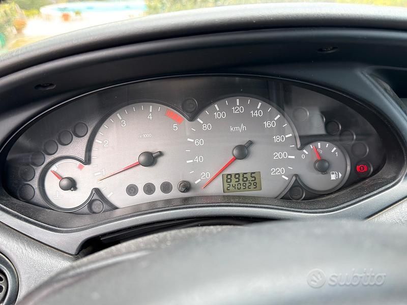 Usata Ford Focus 100 CV (73 kW) 2004 Grigio Berlina