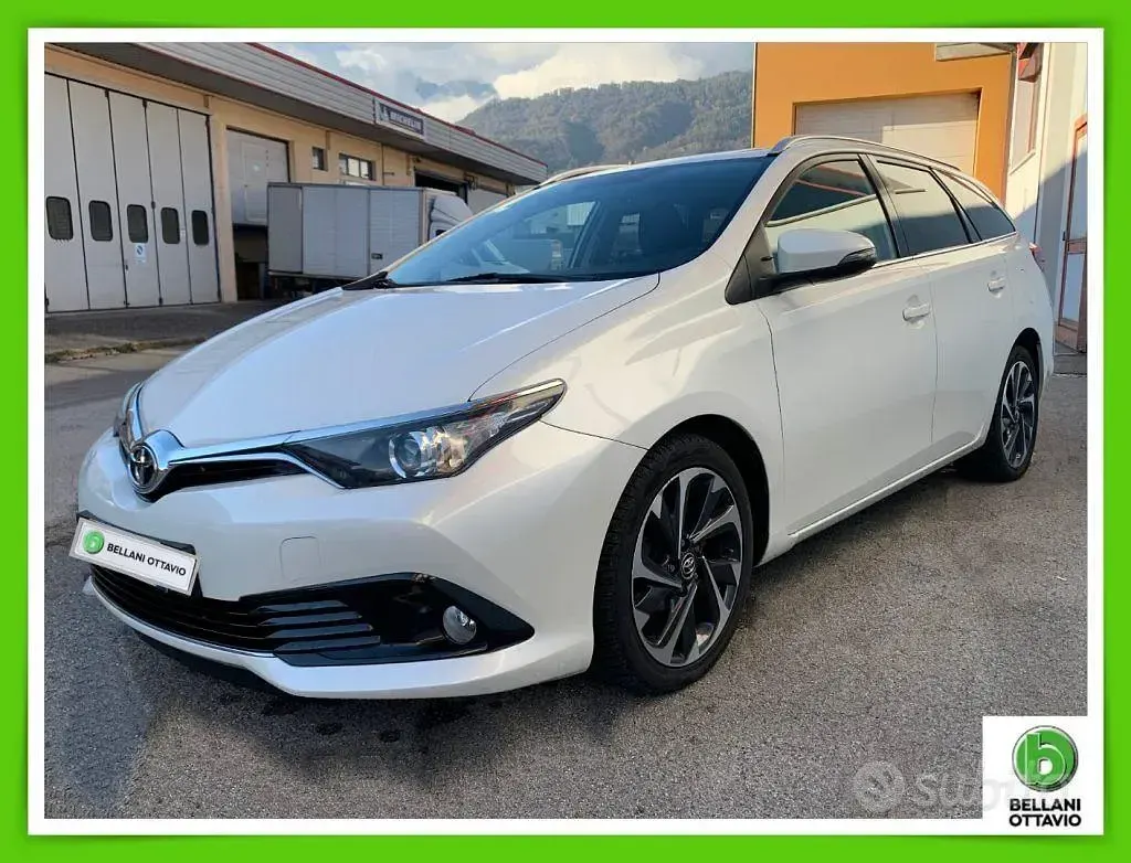 Usata Toyota Auris Touring Sports Lounge 112 CV (82 kW) 2016 Bianco Station wagon