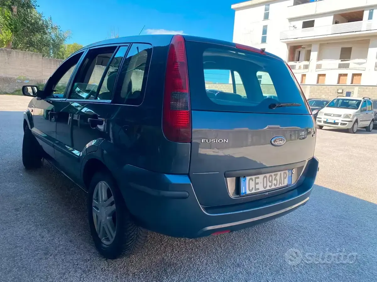 Usata Ford Fusion 68 CV (50 kW) 2004 Grigio Utilitaria