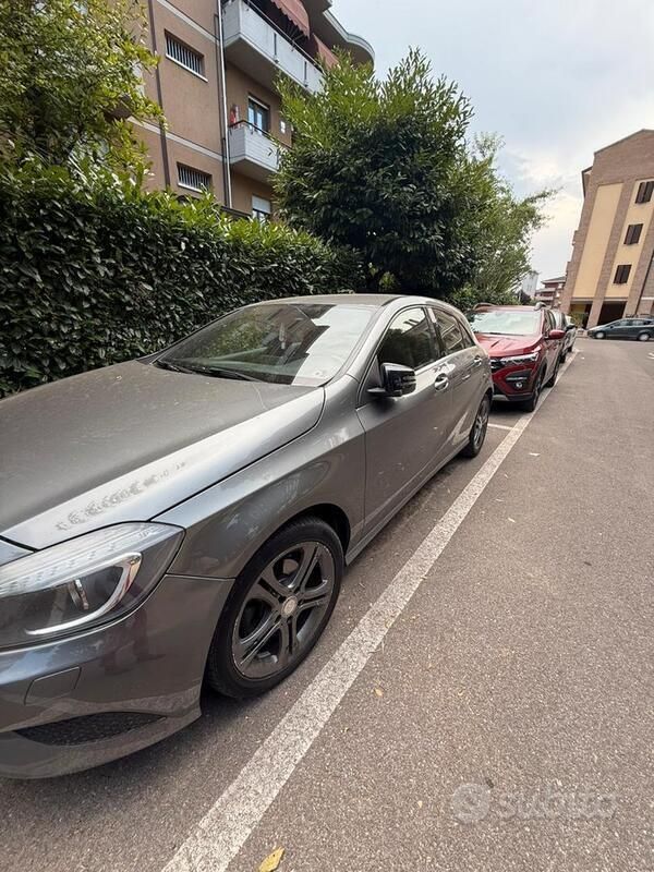 Usata Mercedes A180 122 CV (89 kW) 2015 Grigio Berlina
