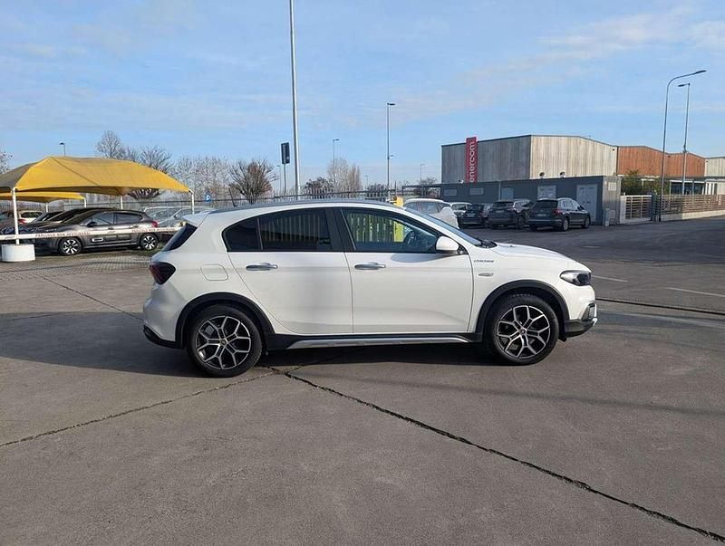 Usata Fiat Tipo Cross 101 CV (74 kW) 2023 Bianco gelato pastello Berlina