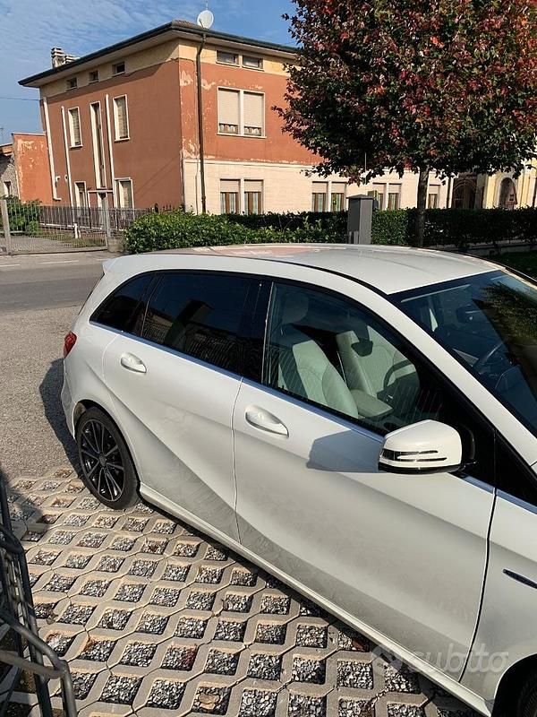 Usata Mercedes B180 Premium 122 CV (89 kW) 2012 Bianco Utilitaria