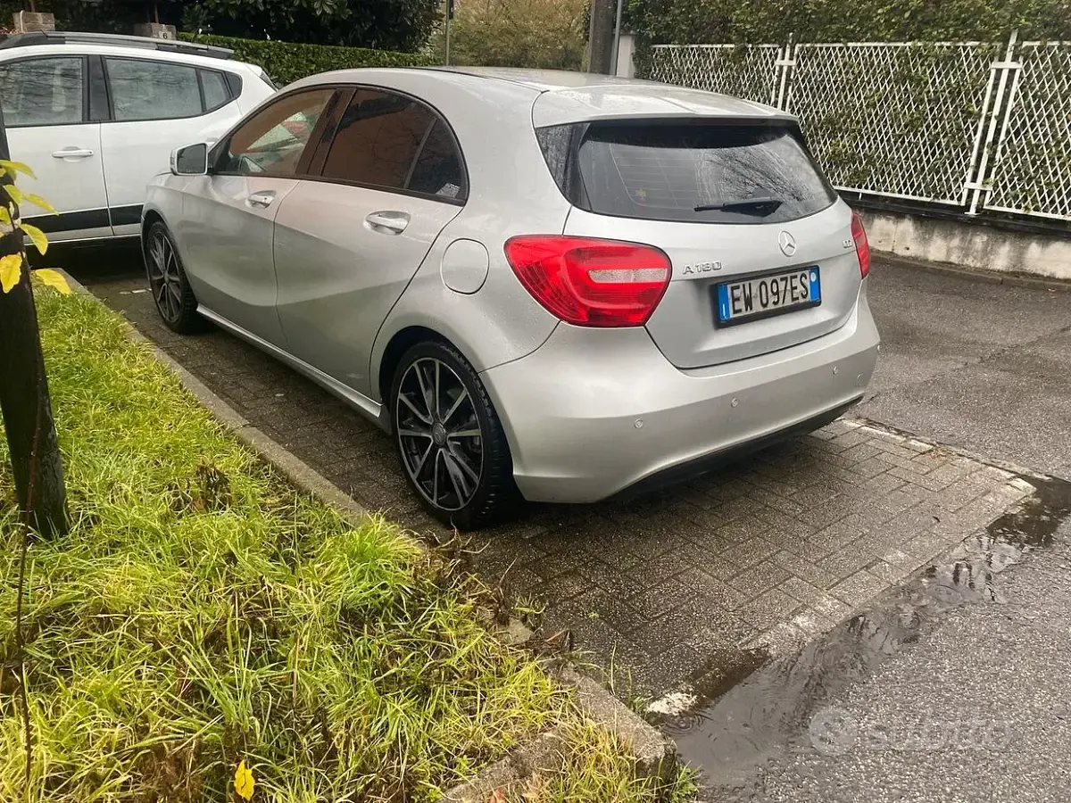 Usata Mercedes A180 122 CV (89 kW) 2014 Grigio Utilitaria