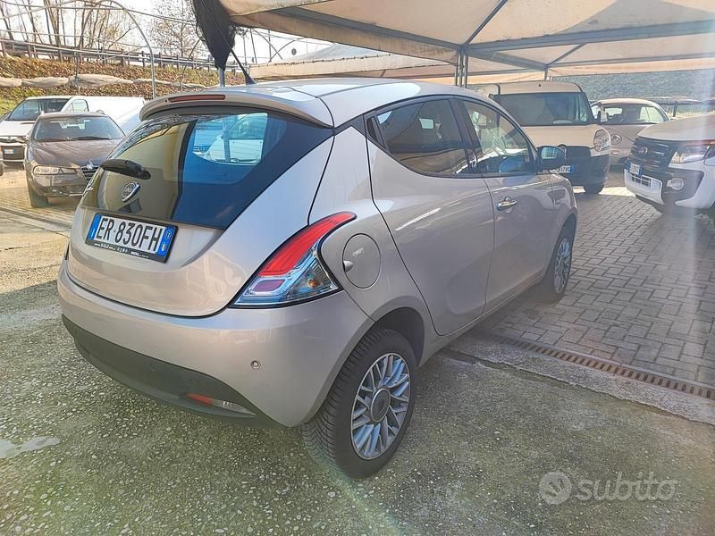 Usata Lancia Ypsilon 900 CV (661 kW) 2013 Marrone Utilitaria
