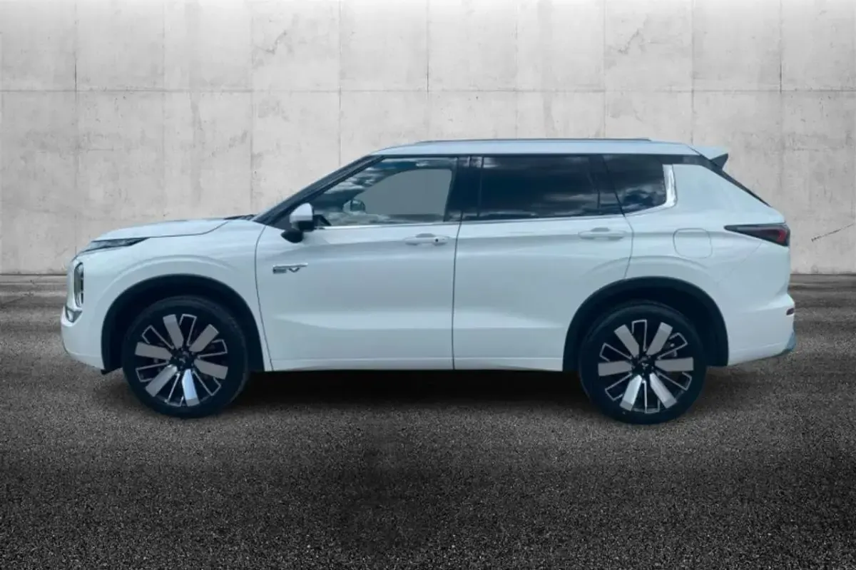 Nuova Mitsubishi Outlander P-HEV Intense 224 CV (164 kW) 2026 Bianco Station wagon