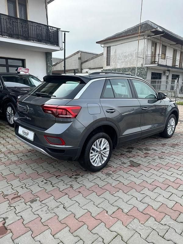 Usata VW T-Roc Life 150 CV (110 kW) 2023 Grigio SUV