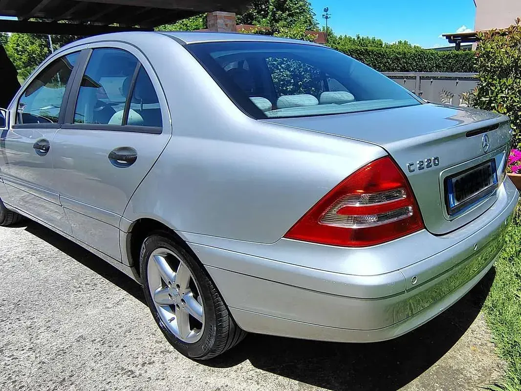 Usata Mercedes C220 Classic 143 CV (105 kW) 2003 Argento Berlina