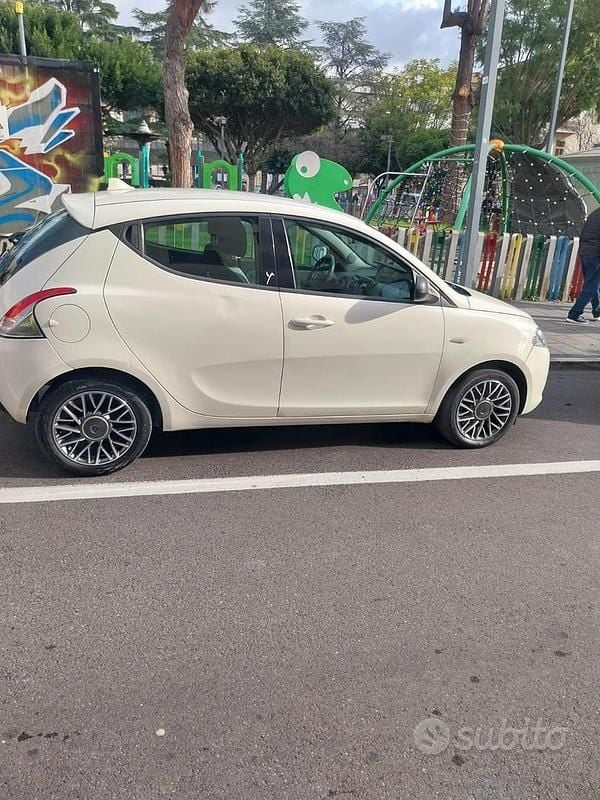 Usata Lancia Ypsilon 2014 Bianco Utilitaria