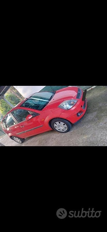 Usata Ford Fiesta 58 CV (42 kW) 2006 Rosso Utilitaria