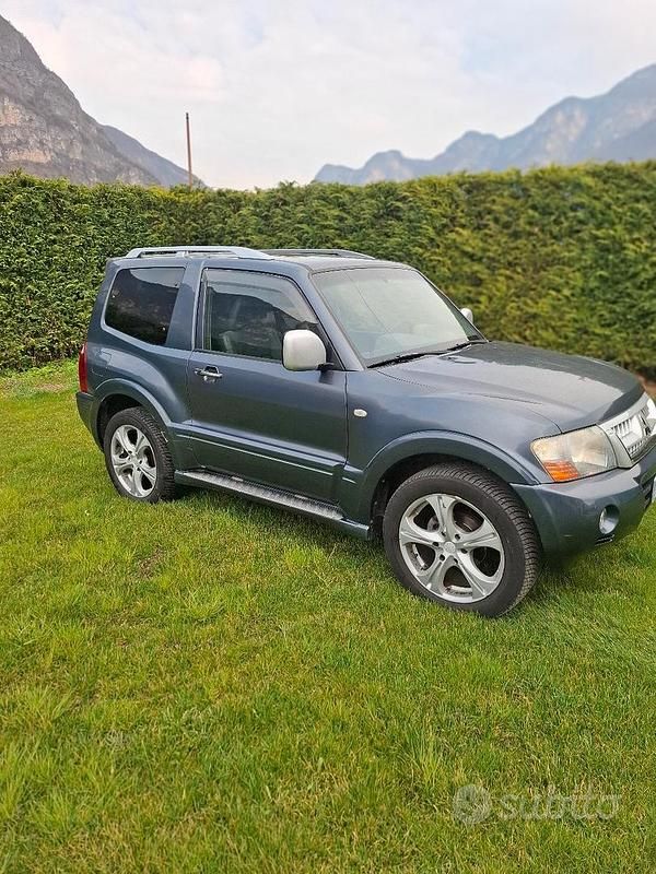 Usata Mitsubishi Pajero Intense 160 CV (117 kW) 2006 Grigio SUV