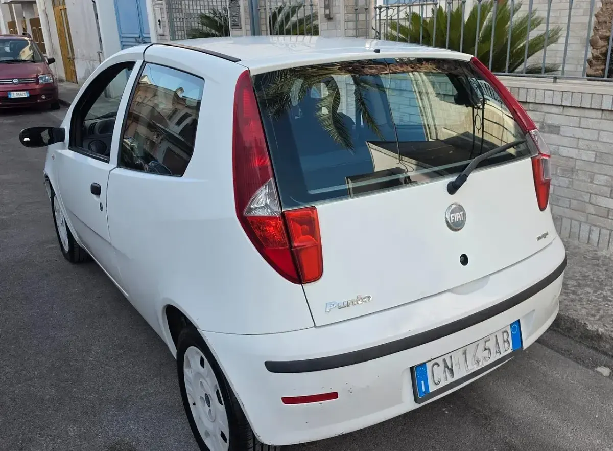 Usata Fiat Punto 69 CV (50 kW) 2004 Bianco Utilitaria