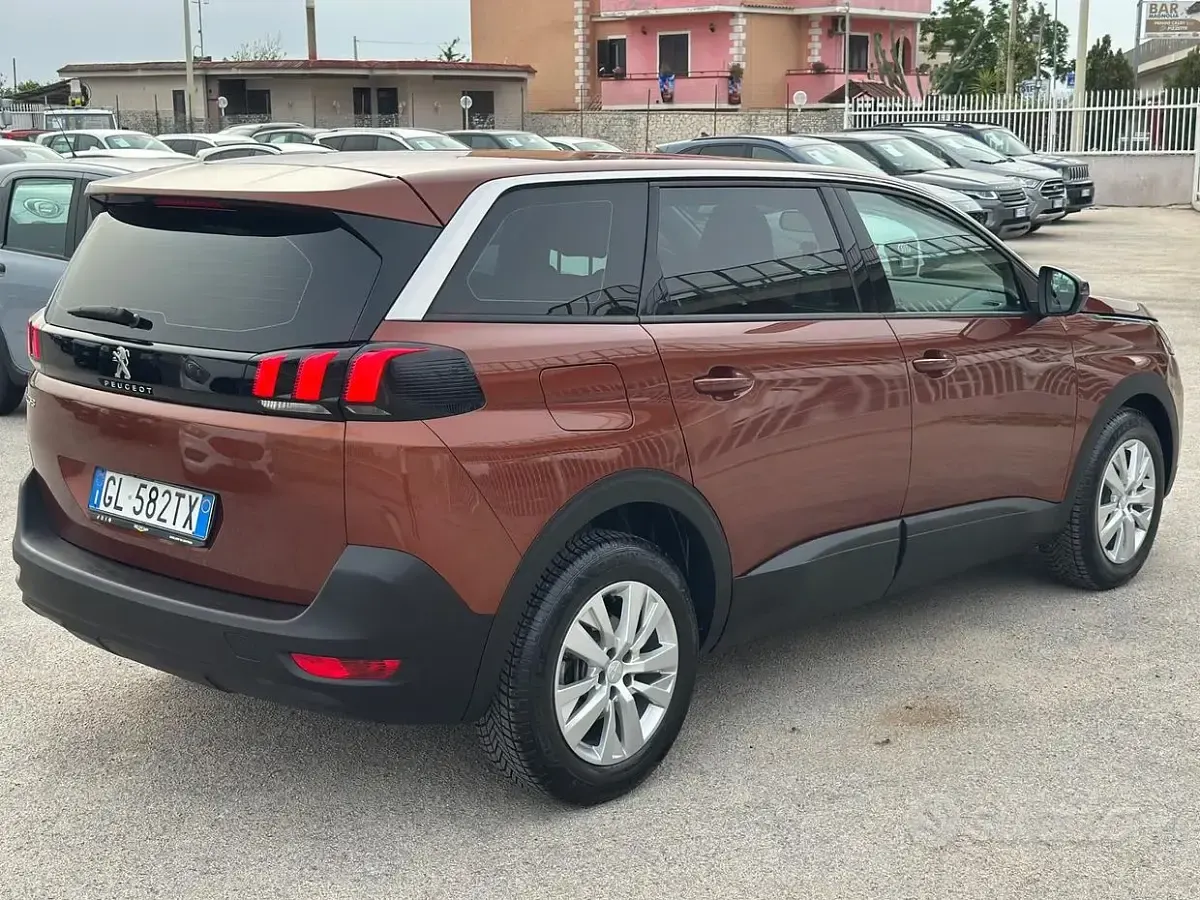 Usata Peugeot 5008 131 CV (96 kW) 2023 Marrone SUV