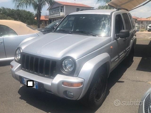 Usata Jeep Cherokee Sport 150 CV (110 kW) 2004 Grigio SUV