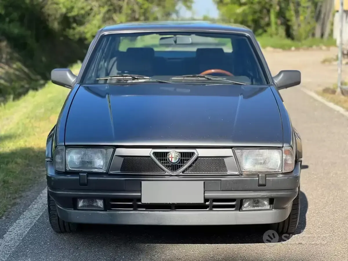 Usata Alfa Romeo 75 148 CV (108 kW) 1988 Grigio Berlina