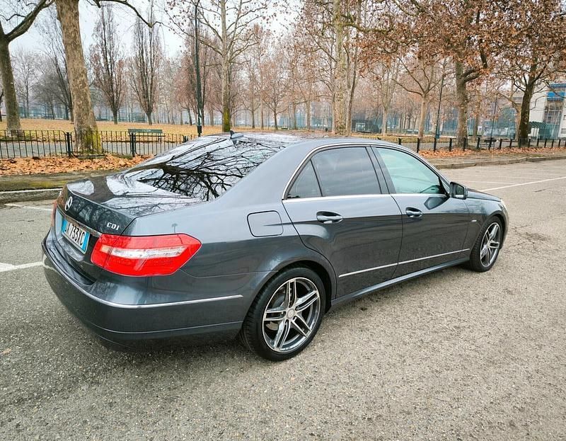 Usata Mercedes E220 Avantgarde 169 CV (124 kW) 2009 Grigio Berlina