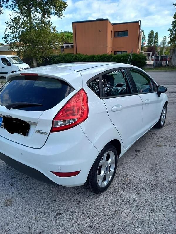 Usata Ford Fiesta 97 CV (71 kW) 2012 Bianco Utilitaria
