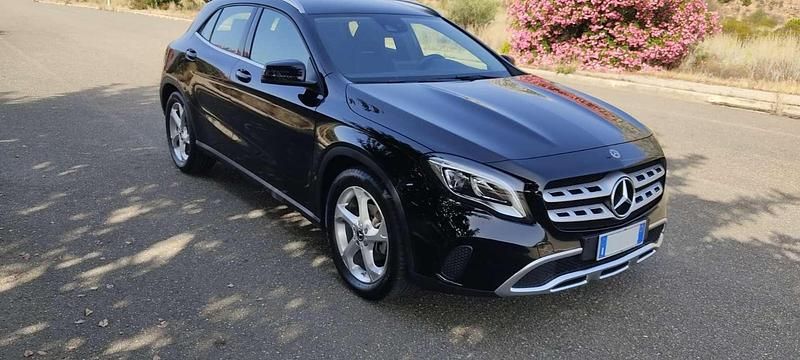 Usata Mercedes GLA180 122 CV (89 kW) 2020 Nero SUV