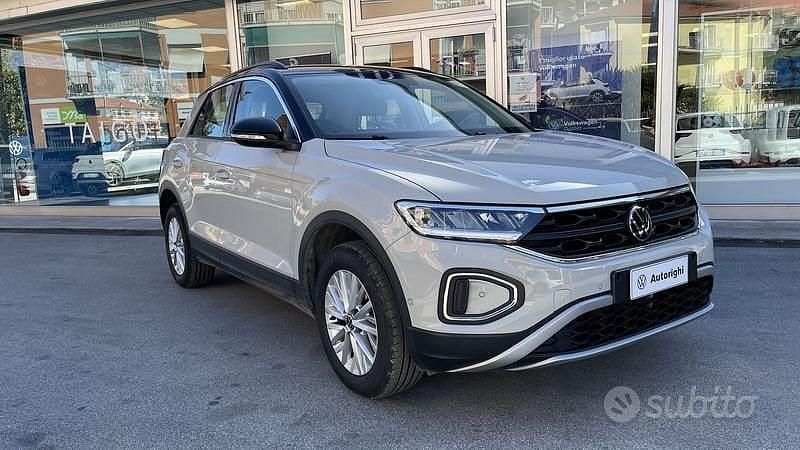 Usata VW T-Roc Life 110 CV (80 kW) 2023 Beige SUV
