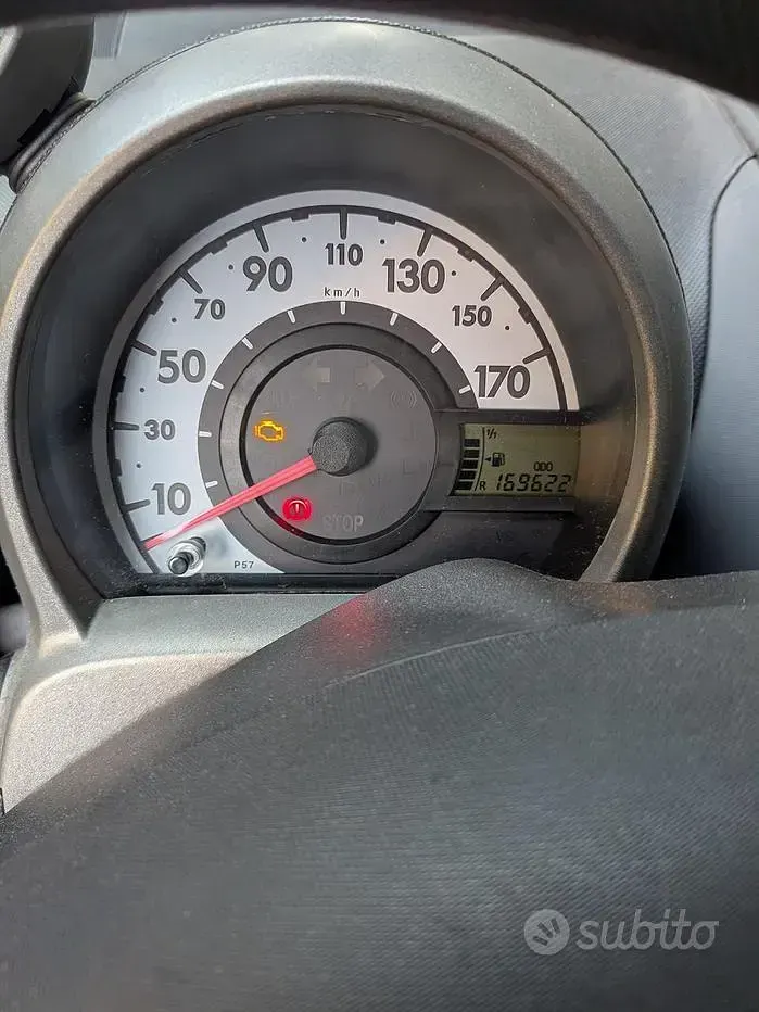 Usata Peugeot 107 68 CV (50 kW) 2010 Grigio Utilitaria