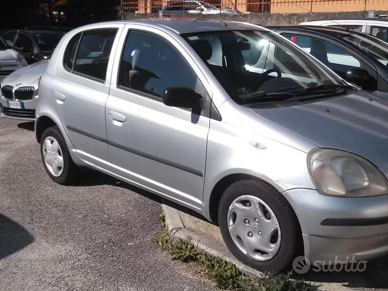 Usata Toyota Yaris Sol 86 CV (63 kW) 2000 Grigio Berlina