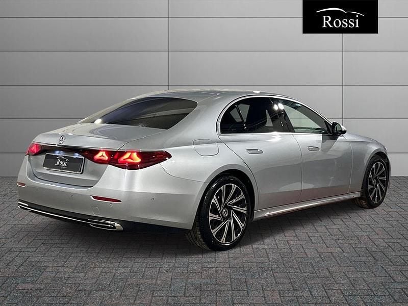 Usata Mercedes E220 Premium 197 CV (144 kW) 2024 Grigio chiaro metallizzato Berlina