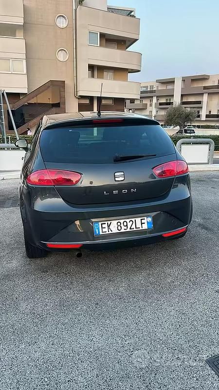 Usata Seat Leon 90 CV (66 kW) 2011 Nero Utilitaria