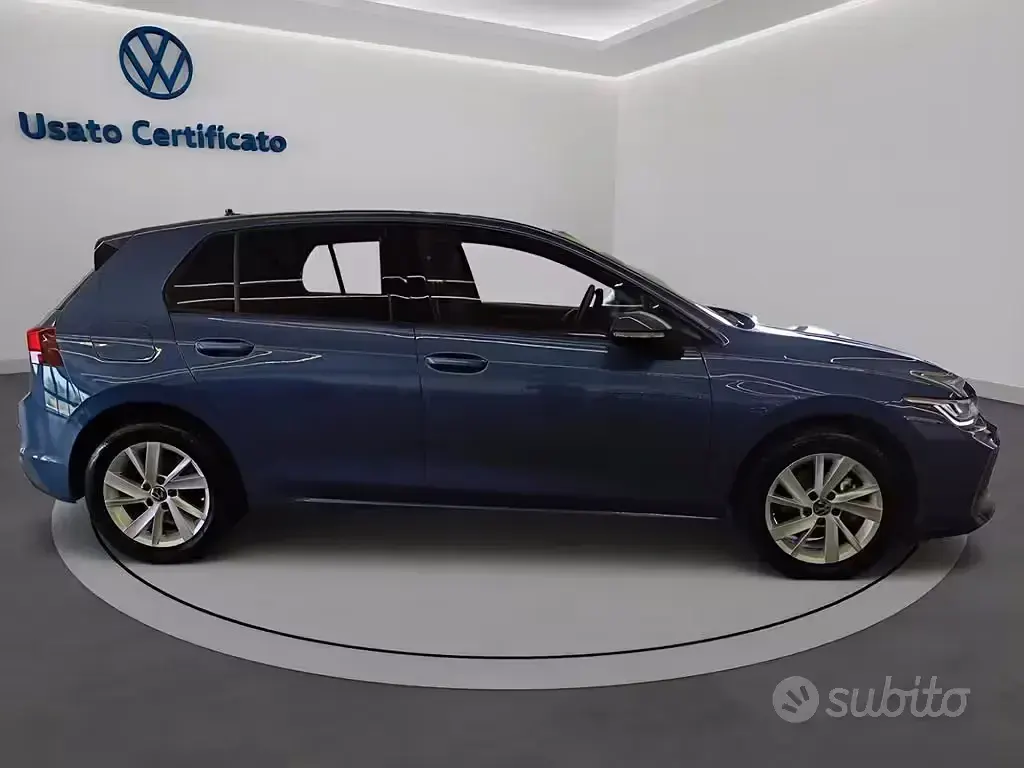 Usata VW Golf VIII Life 116 CV (85 kW) 2024 Anemone blu metalizzato Berlina
