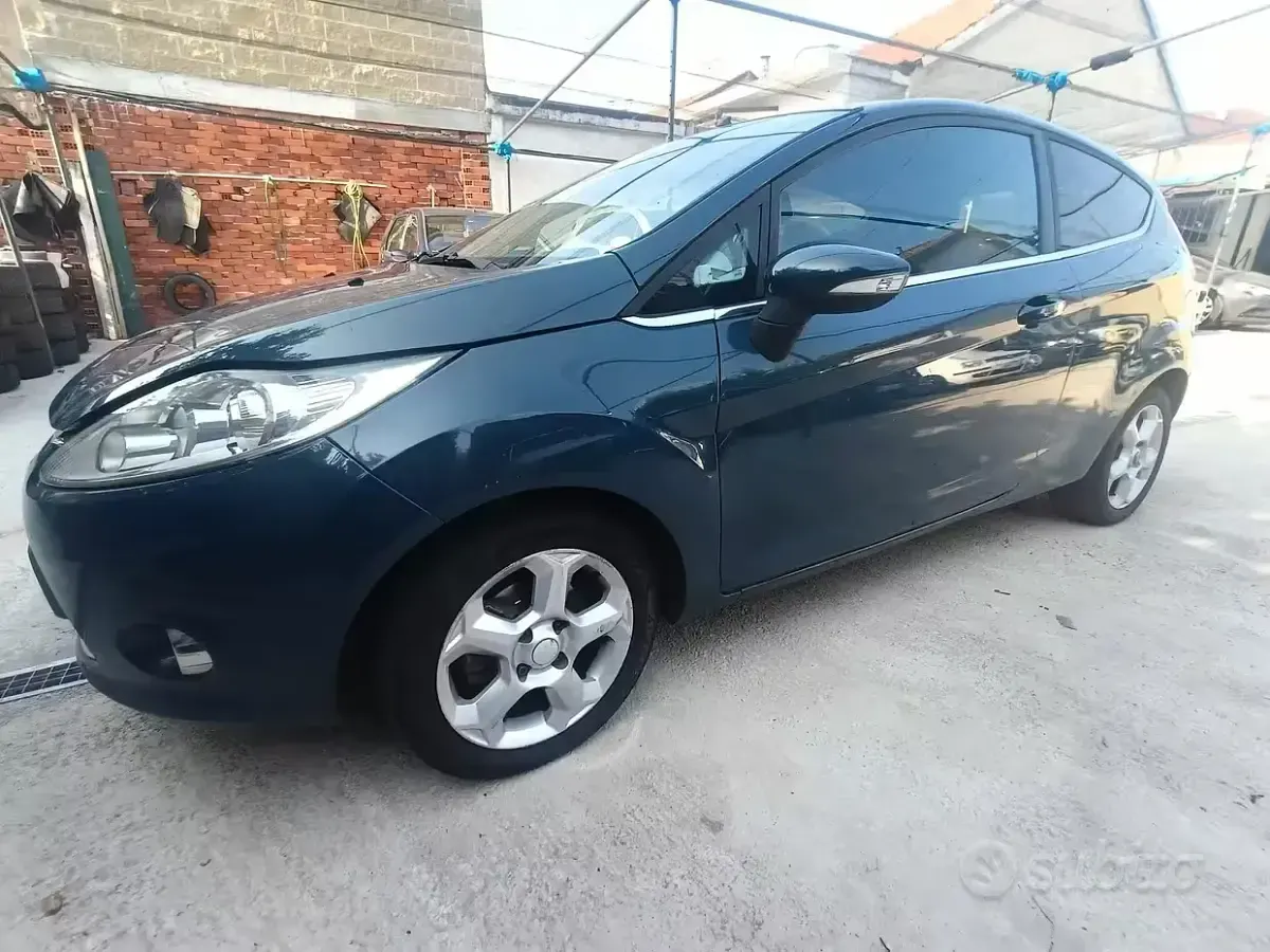 Usata Ford Fiesta Titanium 97 CV (71 kW) 2010 Grigio Berlina
