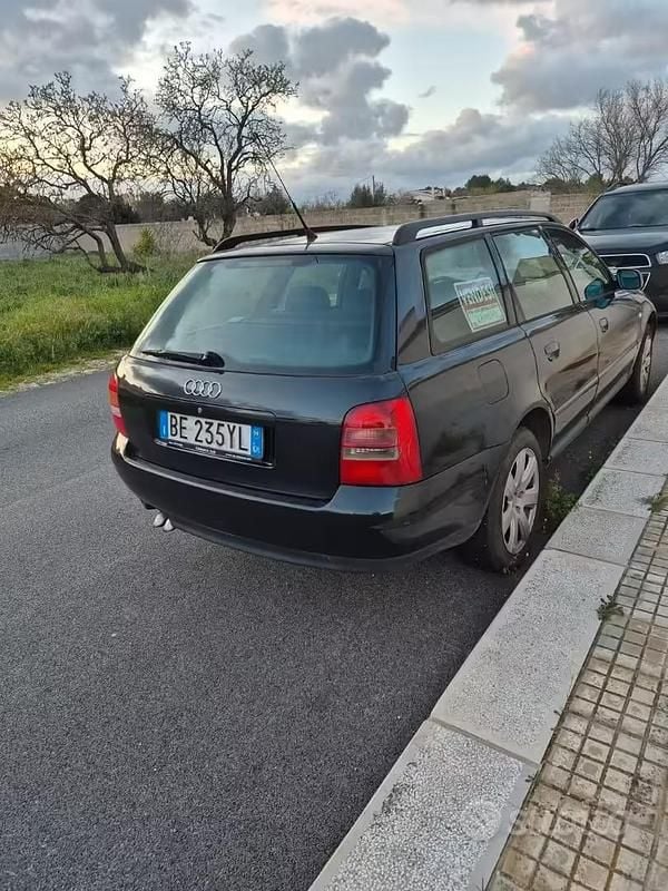 Usata Audi A4 110 CV (80 kW) 1999 Nero Station wagon