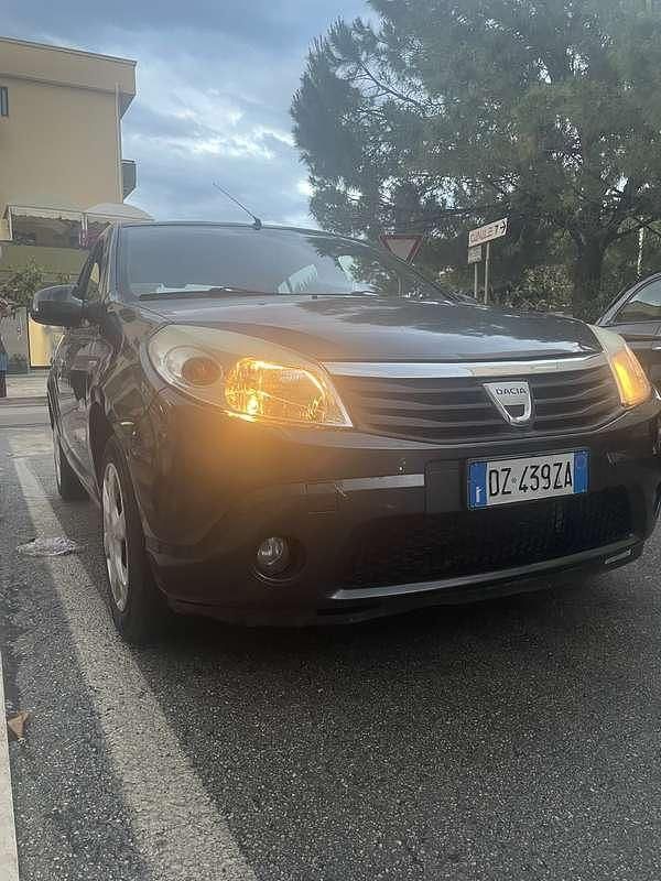 Usata 2010 Dacia Sandero Ambiance Due volumi | 2450 € (Super prezzo) - Immagine 1/4